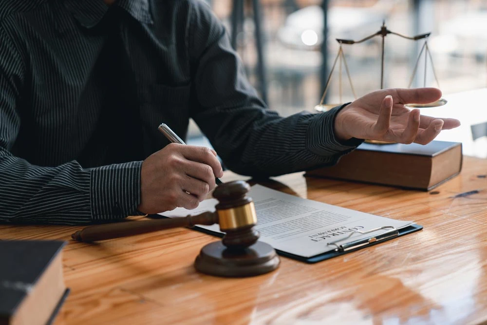 lawyer or judge is giving legal advice